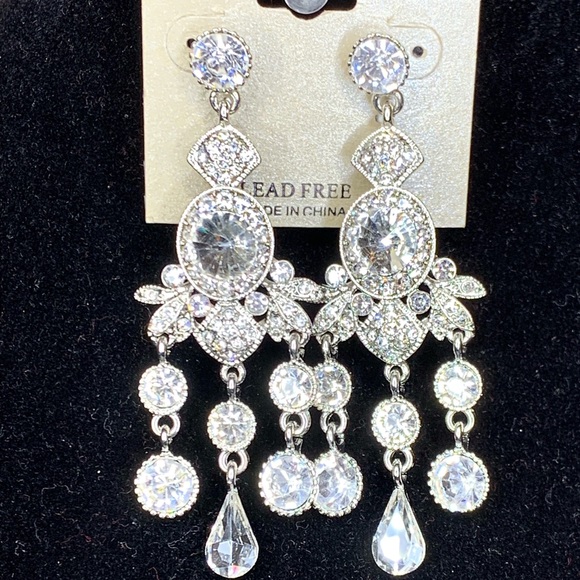 Jewelry - ❤️Fancy Chandelier Earrings